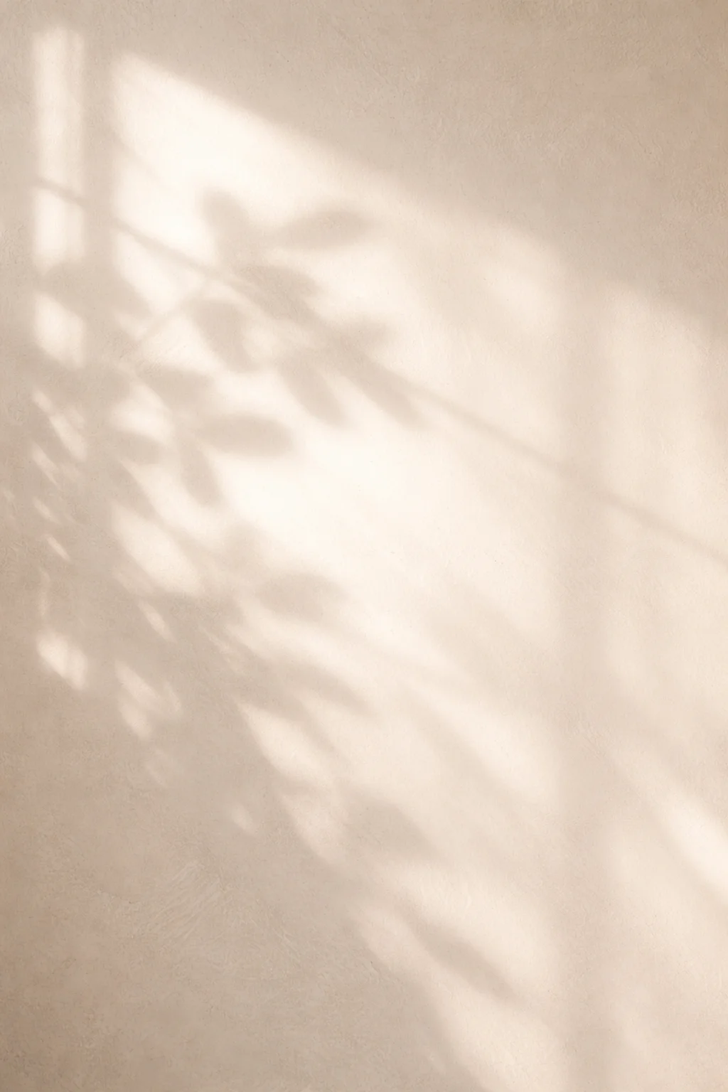 Composition minimaliste abstraite de lumière et d'ombre sur mur, séance de thérapie